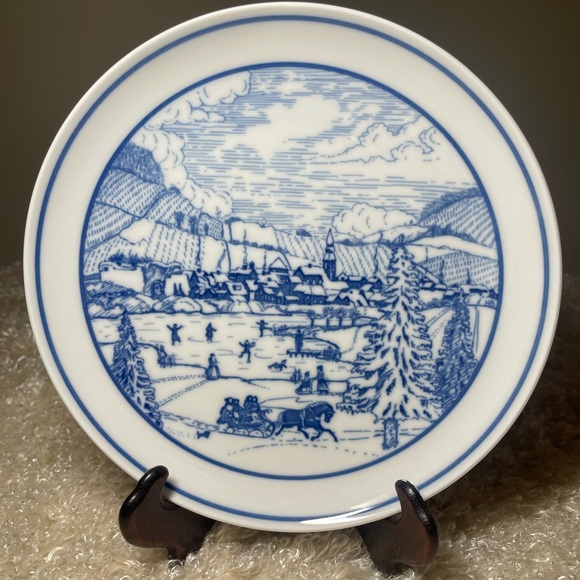 Hutschenreuther German Pieroth Winter Skating Scene Decorative Plate - Picture 2 of 4
